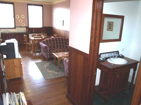 Pemberton Old Picture Theatre Holiday Apartments - Palm Beach Accommodation 9