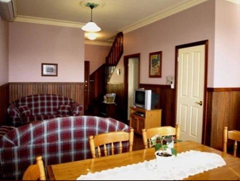 Pemberton Old Picture Theatre Holiday Apartments - Palm Beach Accommodation 3