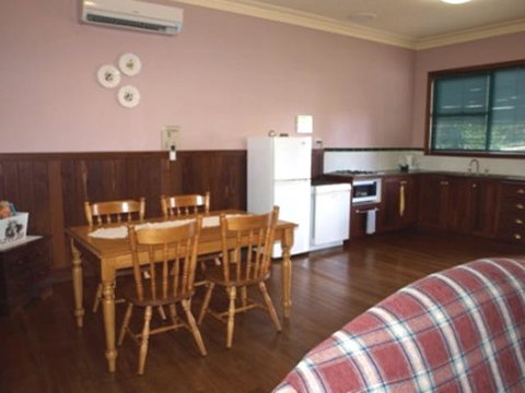 Pemberton Old Picture Theatre Holiday Apartments - Palm Beach Accommodation 34