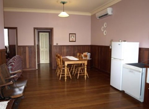 Pemberton Old Picture Theatre Holiday Apartments - Palm Beach Accommodation 32
