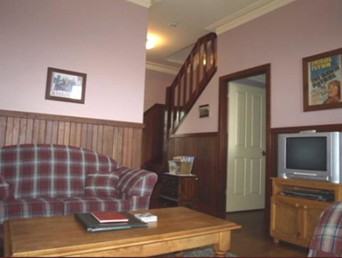 Pemberton Old Picture Theatre Holiday Apartments - Palm Beach Accommodation 6