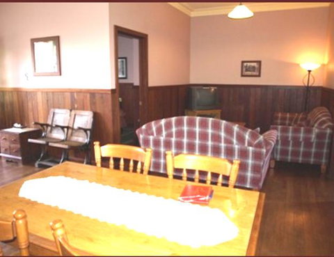 Pemberton Old Picture Theatre Holiday Apartments - Palm Beach Accommodation 35