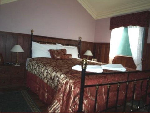 Pemberton Old Picture Theatre Holiday Apartments - Palm Beach Accommodation 4