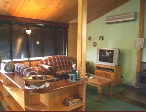 Pemberton Old Picture Theatre Holiday Apartments - Palm Beach Accommodation 15