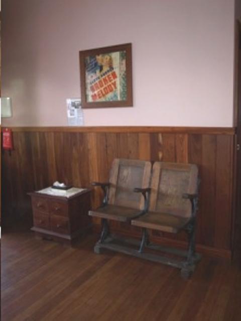 Pemberton Old Picture Theatre Holiday Apartments - Palm Beach Accommodation 39