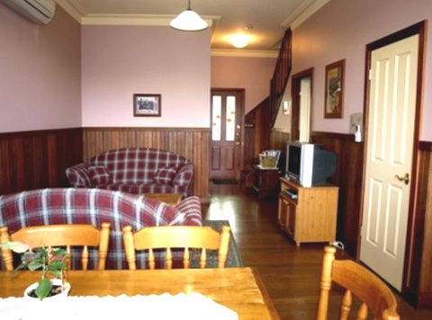 Pemberton Old Picture Theatre Holiday Apartments - Palm Beach Accommodation 5