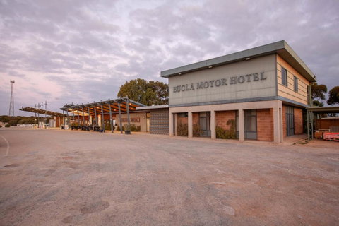 EUCLA MOTOR HOTEL - Palm Beach Accommodation 0