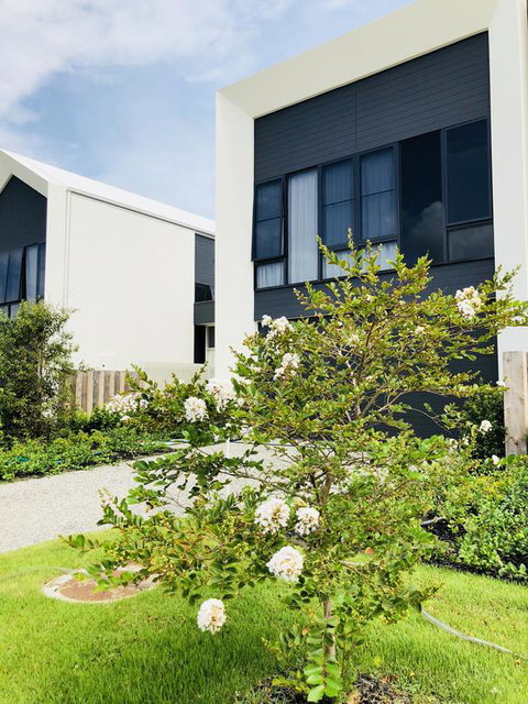 New Spacious Beachside Townhouse - Palm Beach Accommodation 3