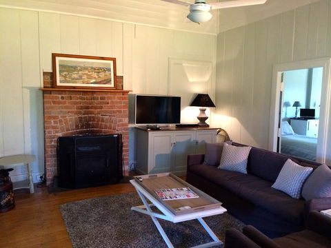Old Schoolmaster's Cottage On The Barrington River - Palm Beach Accommodation 2