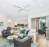 Park Avenue Townhouse Retreat Brisbane Sleeps 10 - Palm Beach Accommodation