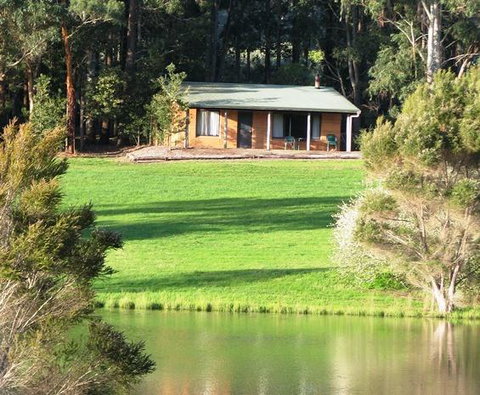 Pemberton Lake View Chalets - Palm Beach Accommodation 2