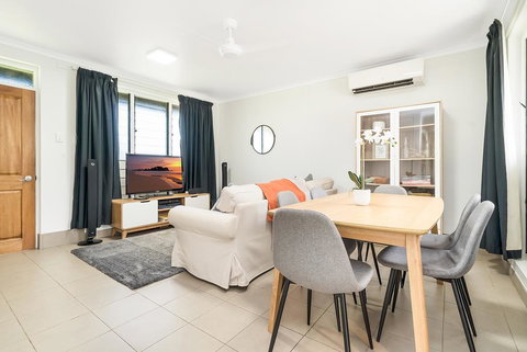 Private Pool, Big Backyard, Aircon - Paradise! - Palm Beach Accommodation 1