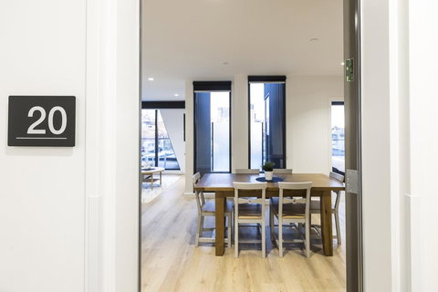 Q Squared Serviced Apartments - Palm Beach Accommodation 3