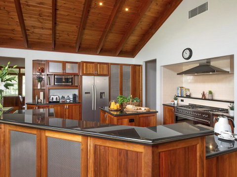 Reign Manor - Large Group Accommodation - Palm Beach Accommodation 3