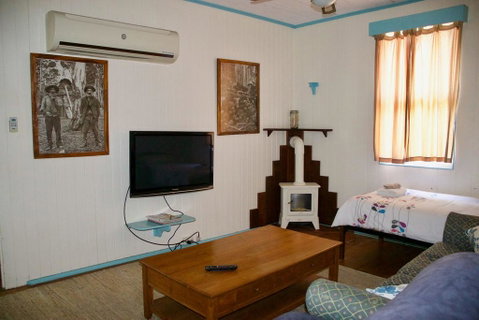 Samford Cottage - Palm Beach Accommodation 2