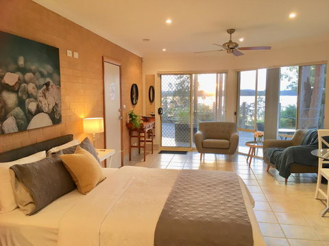 SilverWaters Waterfront Accommodation - Palm Beach Accommodation 1