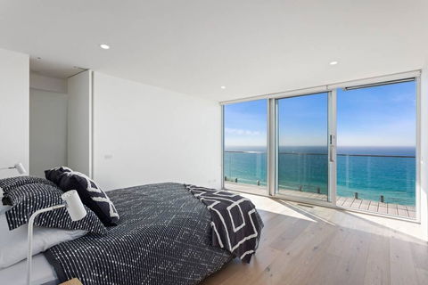 Southpoint -Brand New Home, Oceanfront Views - Palm Beach Accommodation 3