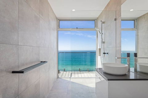 Southpoint -Brand New Home, Oceanfront Views - Palm Beach Accommodation 1