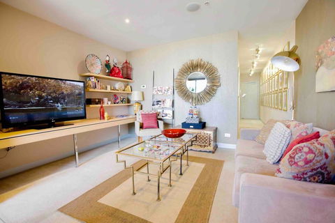 Stylish 1 Bedroom Apartment Amazing City Views - Palm Beach Accommodation 2