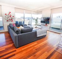 Stylish Modern 3BD Retreat at an Amazing Location - Palm Beach Accommodation