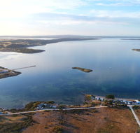 Tall Pines Beach House at Mount Dutton Bay part of Coffin Bay waterways - Palm Beach Accommodation