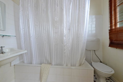 Edinburgh Gallery Bed & Breakfast - Palm Beach Accommodation 36