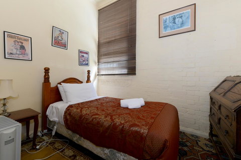 Edinburgh Gallery Bed & Breakfast - Palm Beach Accommodation 28