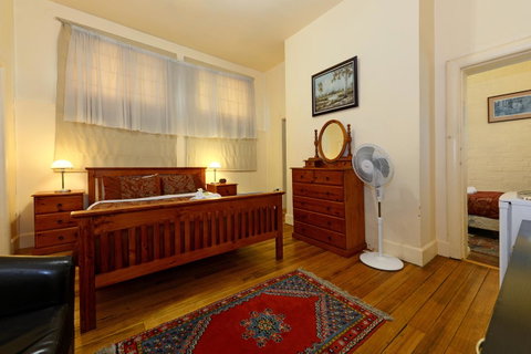 Edinburgh Gallery Bed & Breakfast - Palm Beach Accommodation 14
