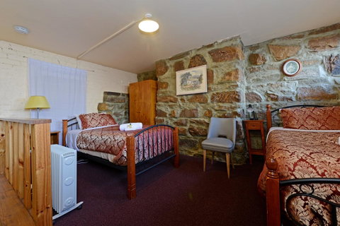 Edinburgh Gallery Bed & Breakfast - Palm Beach Accommodation 10