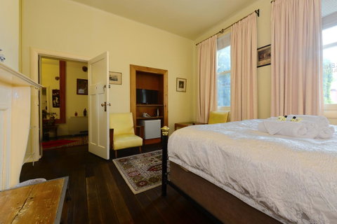 Edinburgh Gallery Bed & Breakfast - Palm Beach Accommodation 23