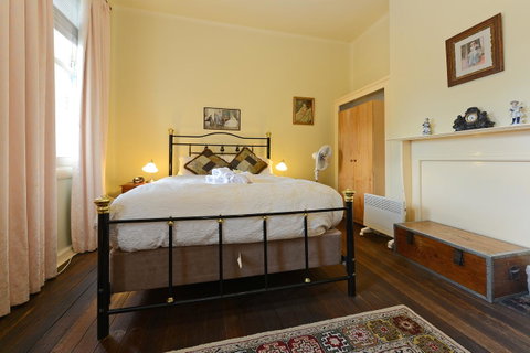 Edinburgh Gallery Bed & Breakfast - Palm Beach Accommodation 24