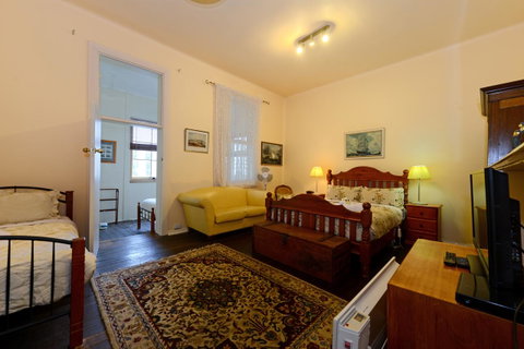 Edinburgh Gallery Bed & Breakfast - Palm Beach Accommodation 38