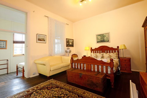 Edinburgh Gallery Bed & Breakfast - Palm Beach Accommodation 34
