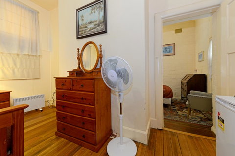 Edinburgh Gallery Bed & Breakfast - Palm Beach Accommodation 16