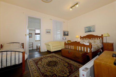 Edinburgh Gallery Bed & Breakfast - Palm Beach Accommodation 32