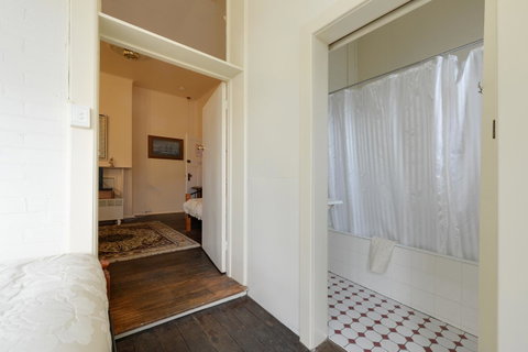 Edinburgh Gallery Bed & Breakfast - Palm Beach Accommodation 33