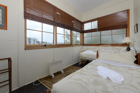 Edinburgh Gallery Bed & Breakfast - Palm Beach Accommodation 37