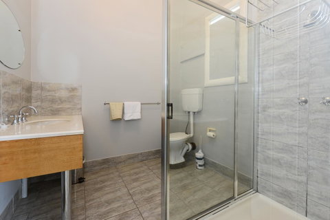 Edinburgh Gallery Bed & Breakfast - Palm Beach Accommodation 12