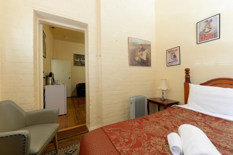 Edinburgh Gallery Bed & Breakfast - Palm Beach Accommodation 13