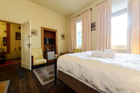Edinburgh Gallery Bed & Breakfast - Palm Beach Accommodation 21