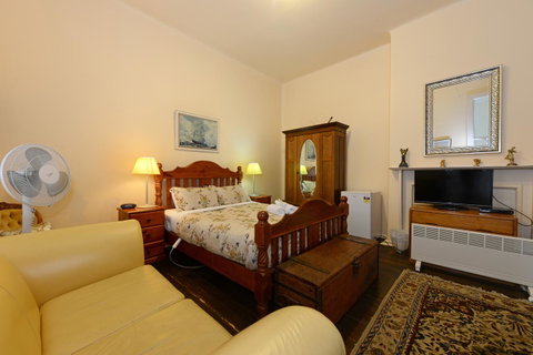 Edinburgh Gallery Bed & Breakfast - Palm Beach Accommodation 41