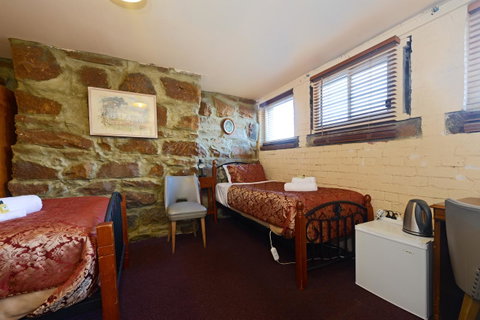 Edinburgh Gallery Bed & Breakfast - Palm Beach Accommodation 9