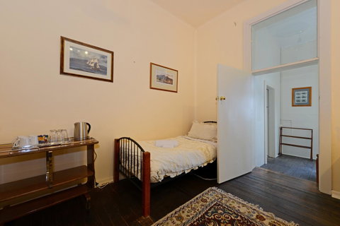 Edinburgh Gallery Bed & Breakfast - Palm Beach Accommodation 40