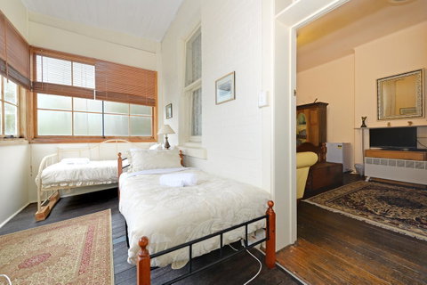 Edinburgh Gallery Bed & Breakfast - Palm Beach Accommodation 39