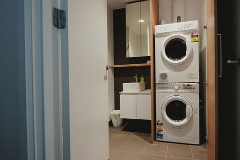 Mono Apartments On La Trobe Street - Palm Beach Accommodation 5