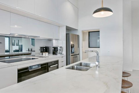 Experience Platinum Hotel Apartments - Palm Beach Accommodation 10