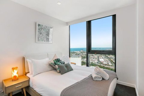 Experience Platinum Hotel Apartments - Palm Beach Accommodation 11