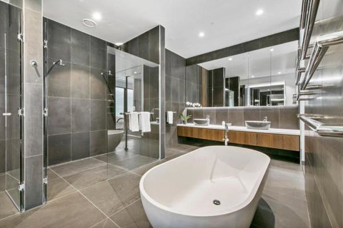 Experience Platinum Hotel Apartments - Palm Beach Accommodation 9