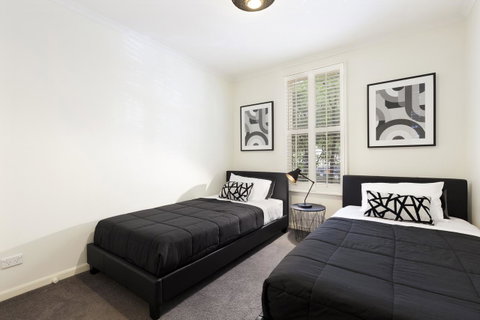 Melbourne Luxury Paradise - Palm Beach Accommodation 8