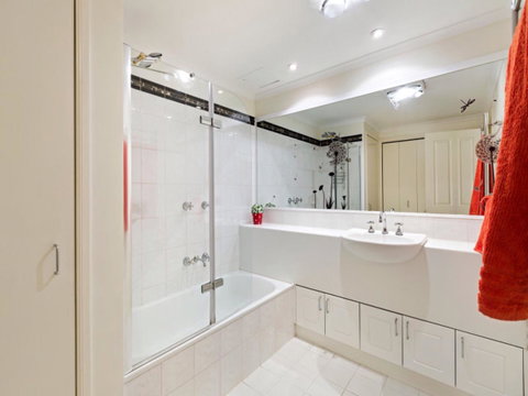 Melbourne Luxury Paradise - Palm Beach Accommodation 9